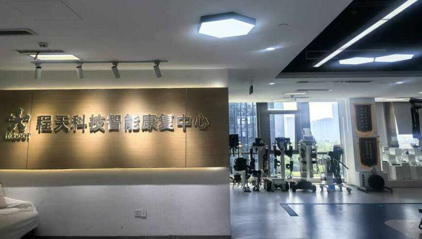 新奥门资料,小伙开门瞬间玻璃炸了遭索赔,展开计划实施_极速版V1.3